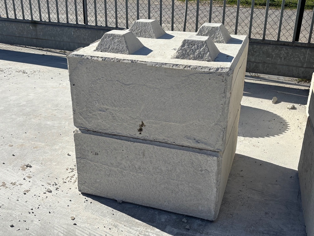 Stapelblok 80x80x40cm met noppen detail image 1