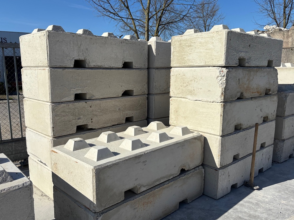 Stapelblok 160x80x40cm met noppen en met lepeluitsparing detail image 1