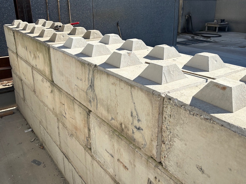 Stapelblok 160x80x40cm met noppen detail image 1